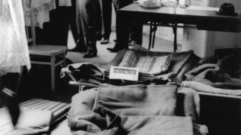 Poslanci přespávající v budově parlamentu, srpen 1968