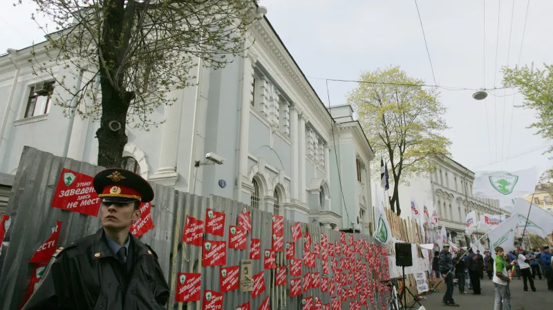 Protesty před estonskou ambasádou v Moskvě v dubnu 2007