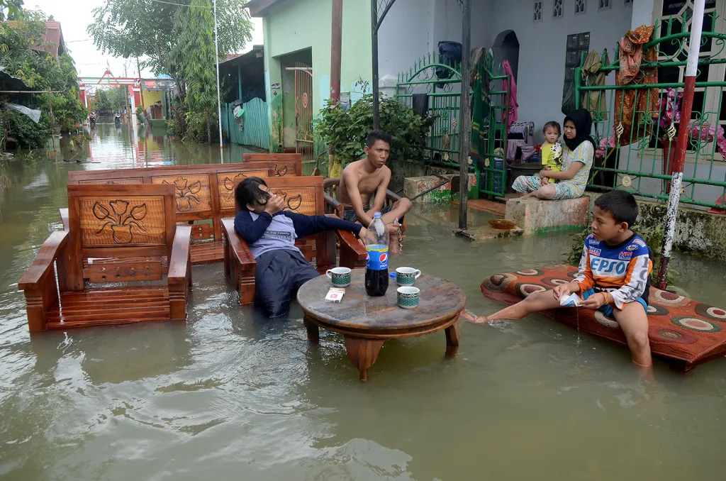 Obyvatelé indonéského ostrova Sulawesi odpočívají na svém nábytku, který po povodních očistili od nánosů bahna