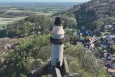 Přes sto schodů, pak na lana. Dělníci opravují hradní rozhlednu