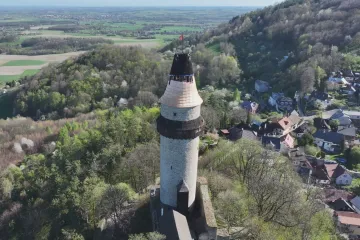 Přes sto schodů, pak na lana. Dělníci opravují hradní rozhlednu
