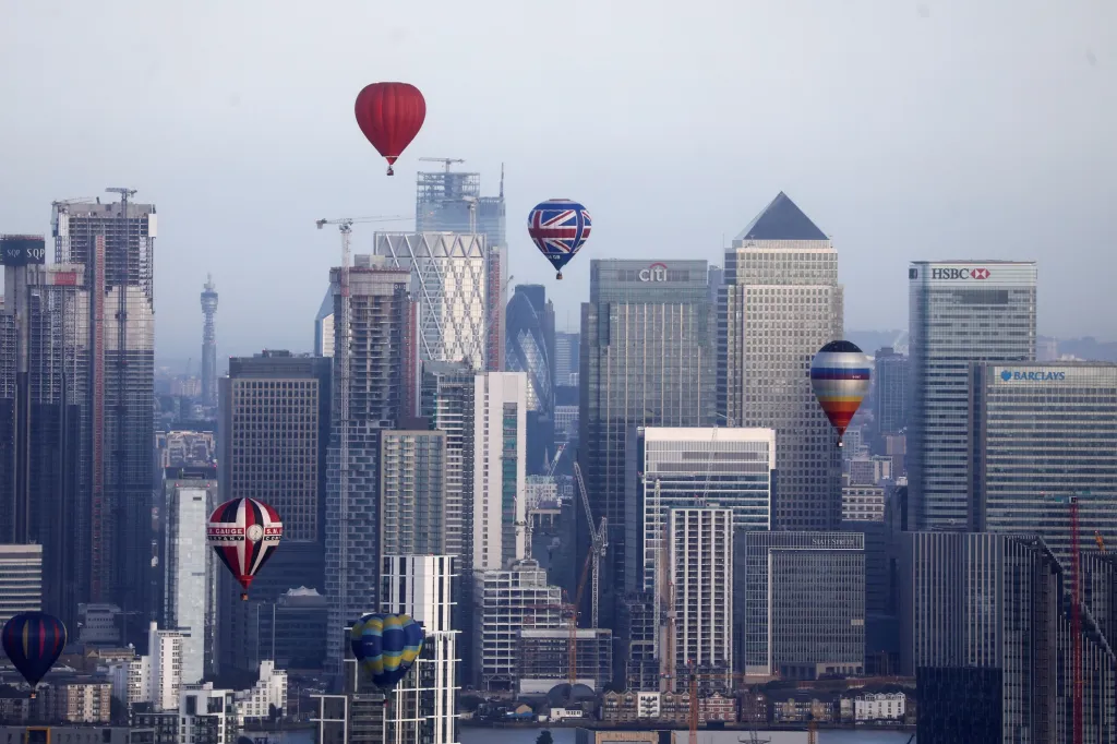 Impozantní pohled z balonu na Canary Wharf