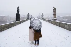 Sníh dopoledne zkomplikoval dopravu v Praze i na horách. Padat by měl i o víkendu