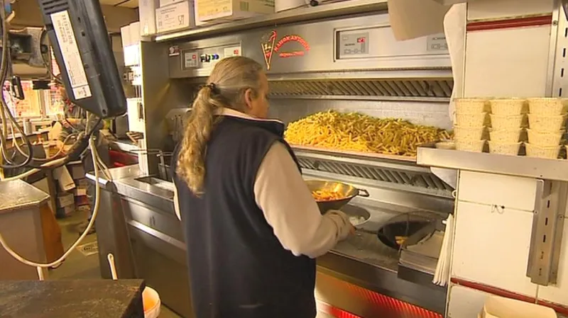 Stánek s tradičními belgickými hranolkami