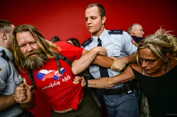Czech Press Photo 2023 vyhrál snímek výtržností u soudu