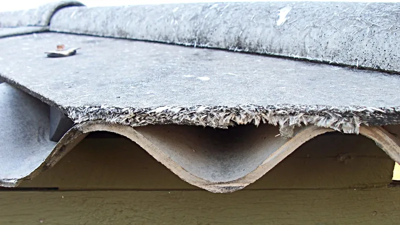 Azbestová vlákna uvolňující se ze střechy