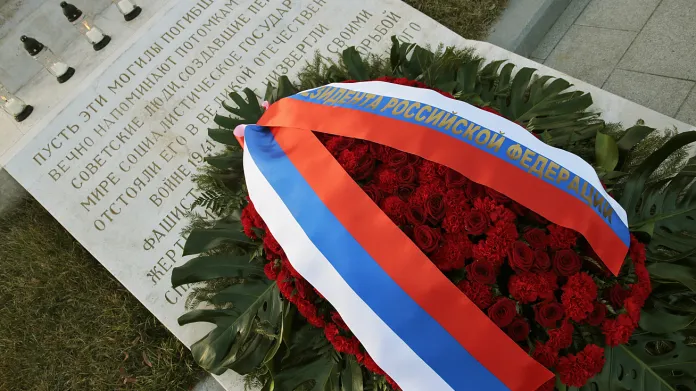 Vladimir Putin položil věnec k pomníku padlých sovětských vojáků