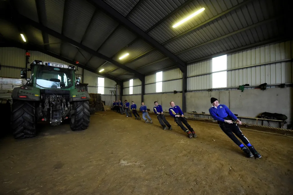 Irští farmáři nezahálejí a trénují se v přetahování provazem. Farmář James Kehoe se svojí skupinou z města Wexford byl nominován na Světové hry, které jsou složeny ze sportů, jež nejsou součástí olympijských her. Konají se pravidelně každé čtyři roky po skončení letní olympiády