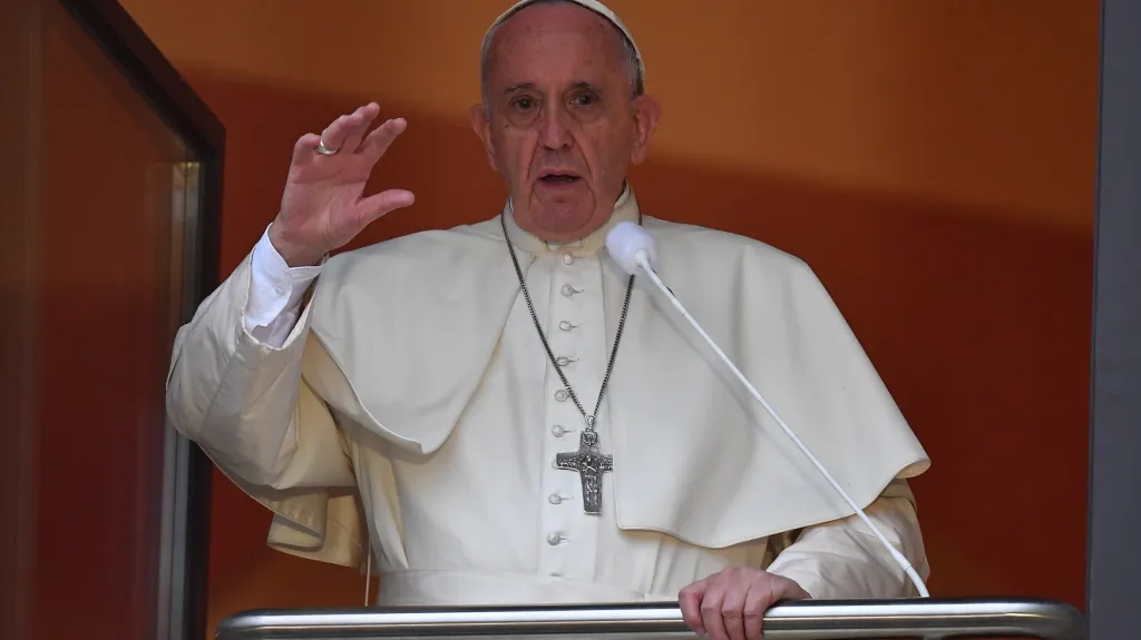 Papež káže z takzvaného papežského okénka v Krakově