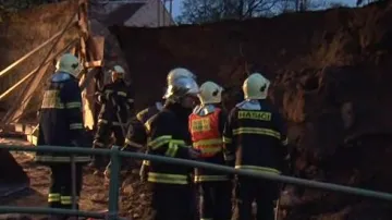 Hasiči odstraňují spadlou zeď u hřbitova v Židlochovicích
