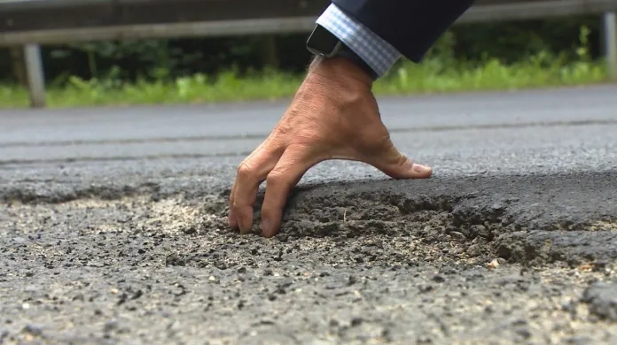 Karlovarský kraj chce peníze i na opravy silnic