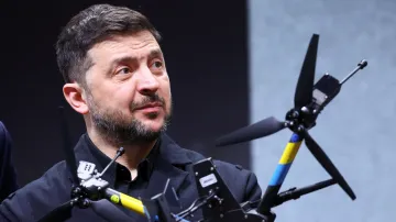Volodymyr Zelenskyj drží první dron vyrobený ve spolupráci Ukrajiny a Německa