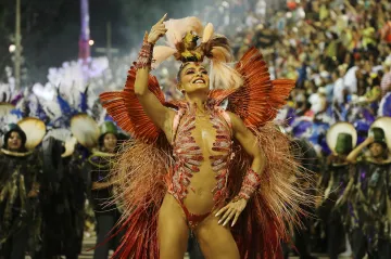 Obrazem: První noc na sambodromu v Riu. Podle starosty příliš necudná