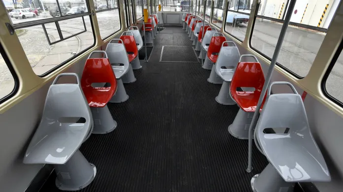 Barevné laminátové sedačky nebyly v tramvajích T3 úplně od začátku, používaly se od roku 1965