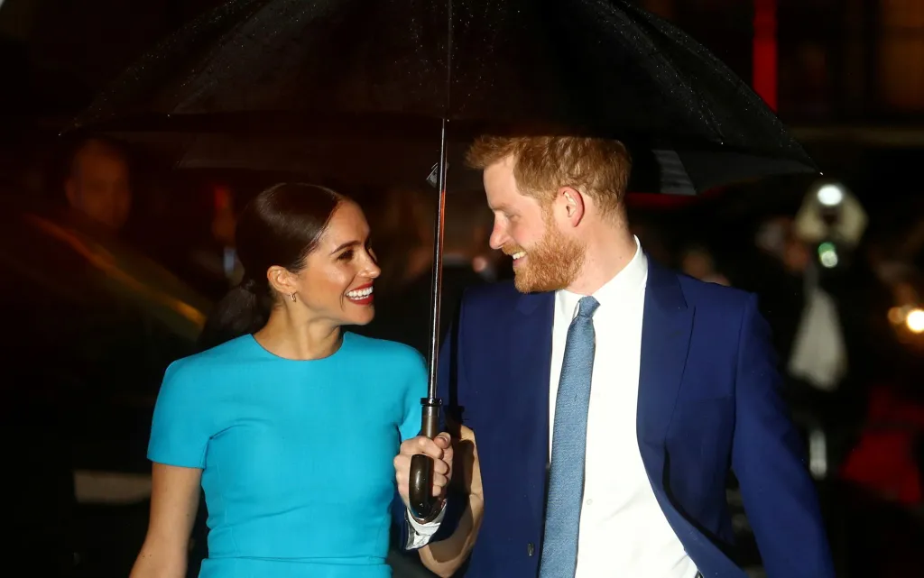 Mediální pozdvižení následovalo po oznámení prince Harryho a jeho ženy vévodkyně Meghan, že se zříkají svých pozic v královské rodině. Mladý pár tímto rozhodnutím názorově rozdělil anglickou společnost. Její liberální část neskrývala nadšení a prohlašovala, že jde o moderní krok v britských dějinách. Naopak zastánci tradic obvinili pár z napadání a rozvratu monarchie