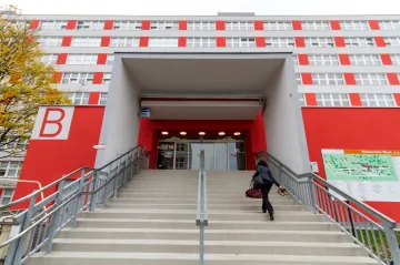 Policie našla dítě, které dvě ženy odnesly z nemocnice v Mostě, i jeho matku