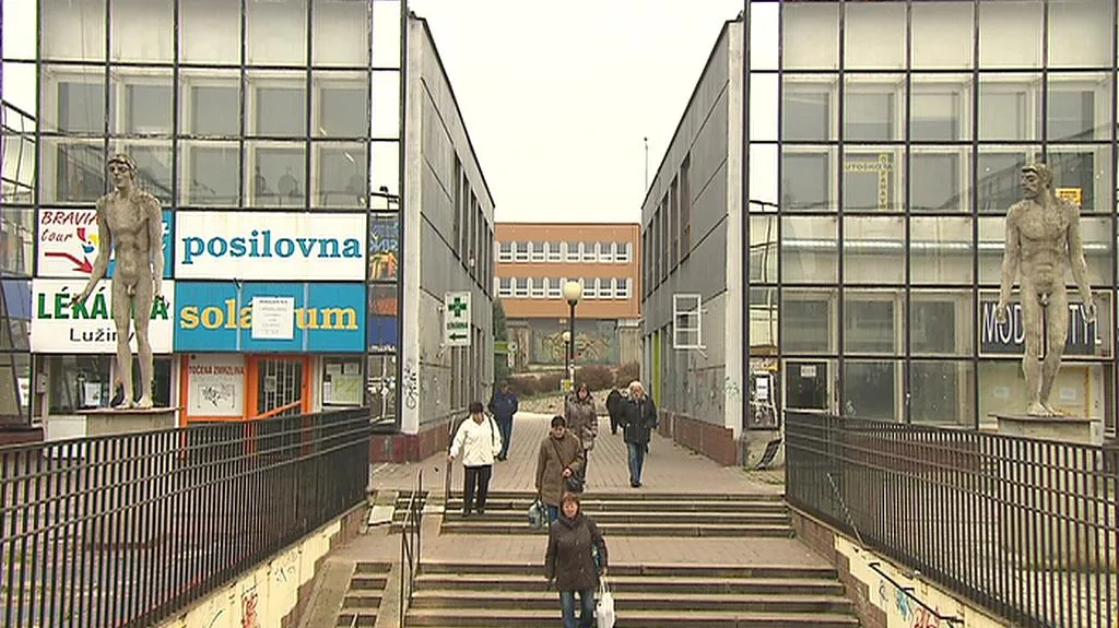 Zchátralé obchodní centrum na Lužinách