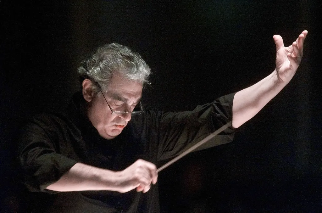 Plácido Domingo řídí orchestr washingtonské opery během zkoušky Verdiho Requiem 27. ledna 2001