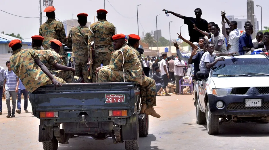 Zprávy: Nepokoje po převratu v Súdánu