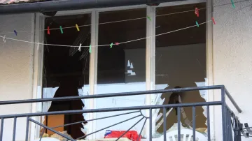Výbuch rozbil okna v přilehlém domě