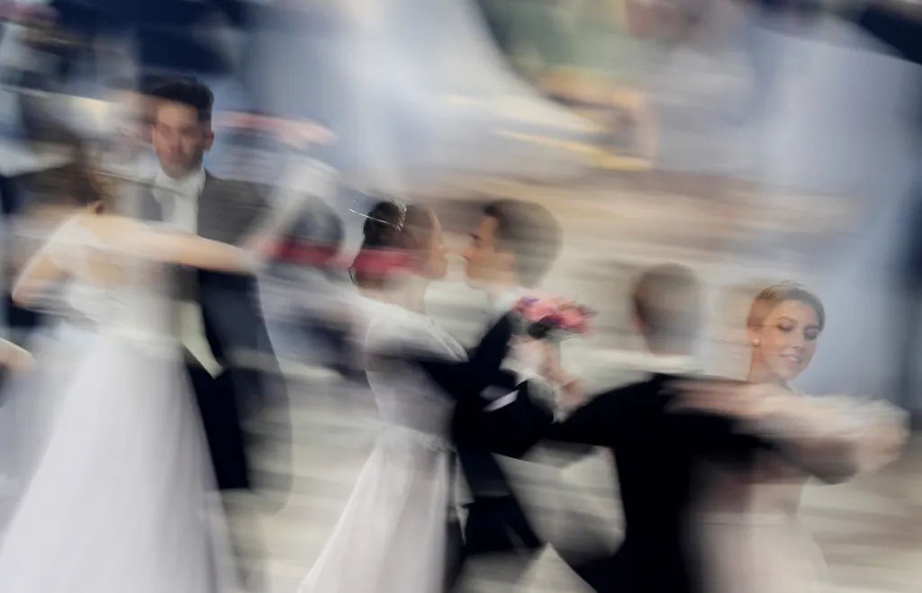 Na fotografii jsou taneční páry, které se účastní 18. ročníku charitativní akce Vídeňský ples ve staré obchodní pasáži zvané Gostinyj Dvor v Moskvě