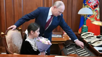 Vladimir Putin přijal dagestánskou dívku Raisat Akipovovou
