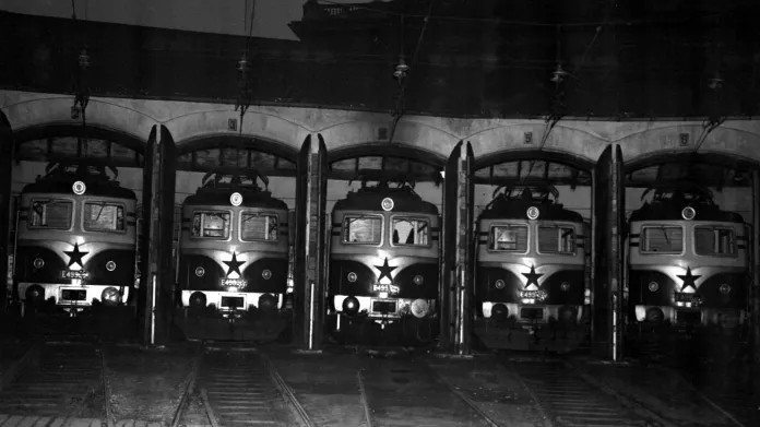 Pět zástupkyň nejstarších univerzálních elektrických lokomotiv řady E499.0 odpočívá v depu na hlavním nádraží