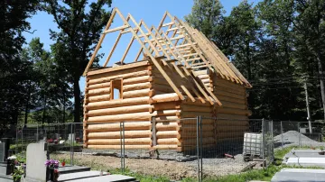 Stavba repliky dřevěného kostela v Gutech