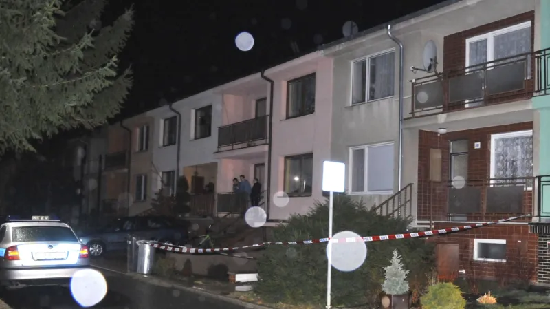 Dům útočníka z restaurace Družba (hnědý vpravo)