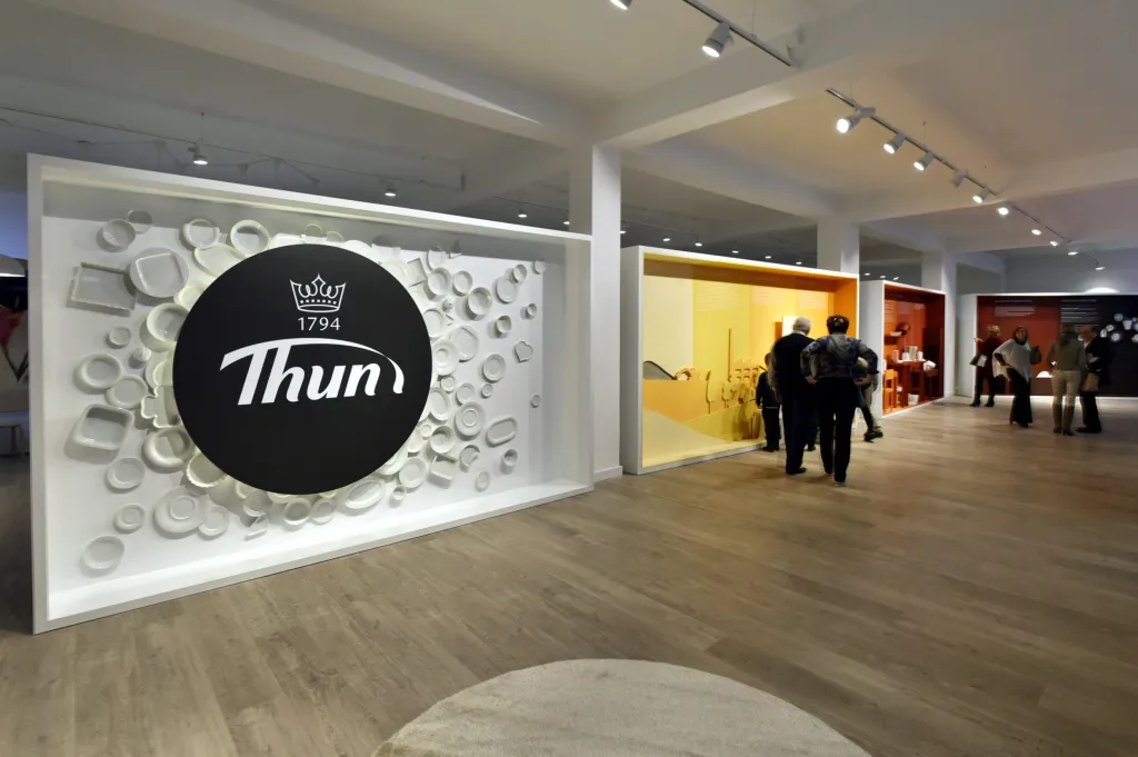 Nyní je to okolo 60, ale i tak je to podle ředitele Argmanna hodně. Za běžných podmínek má firma na neschopence nebo mimo práci kvůli ošetřování člena rodiny okolo 30 lidí