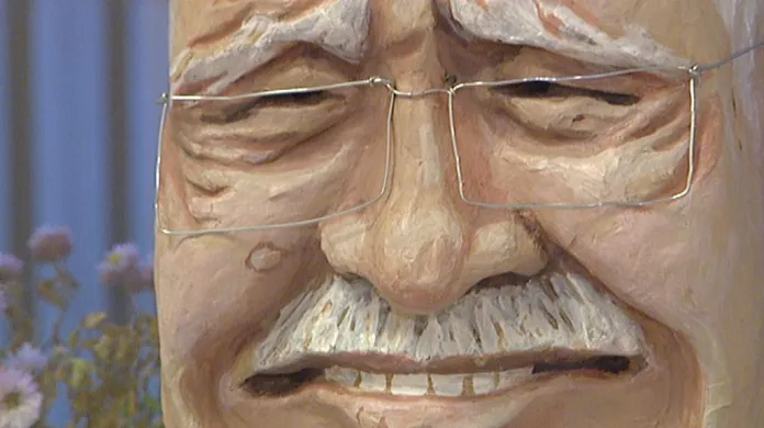 Maska Václava Klause, která se objevila na loňském průvodu
