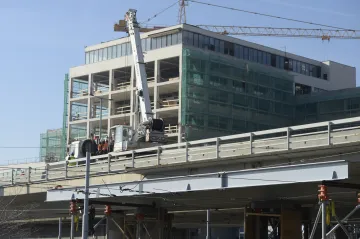 Most na Vltavské dostává nové nosníky. Udrží ho několik let, bude čas na přemýšlení, co s ním dál