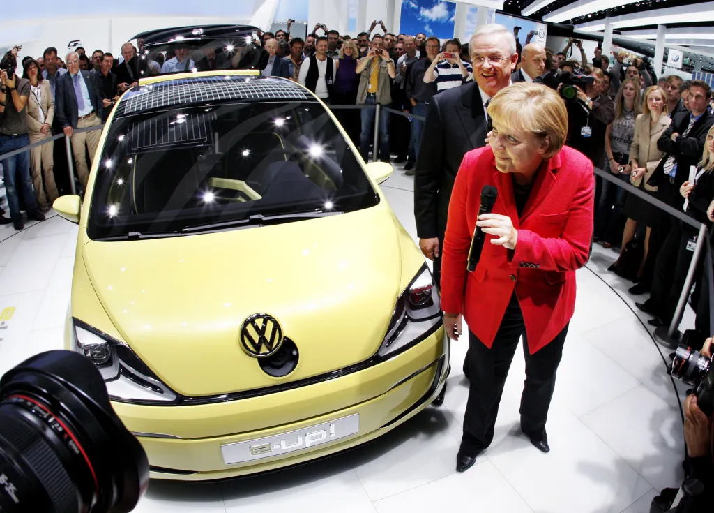 Od svých politických počátků byla německá politička nakloněná zelené energii, kterou často ve svých projevech zmiňovala. Na snímku z roku 2009 podpořila firmu Volkswagen během představení automobilu, které je poháněno elektromotorem