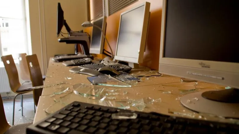 Tlaková vlna zdevastovala i největší aulu na Hollaru