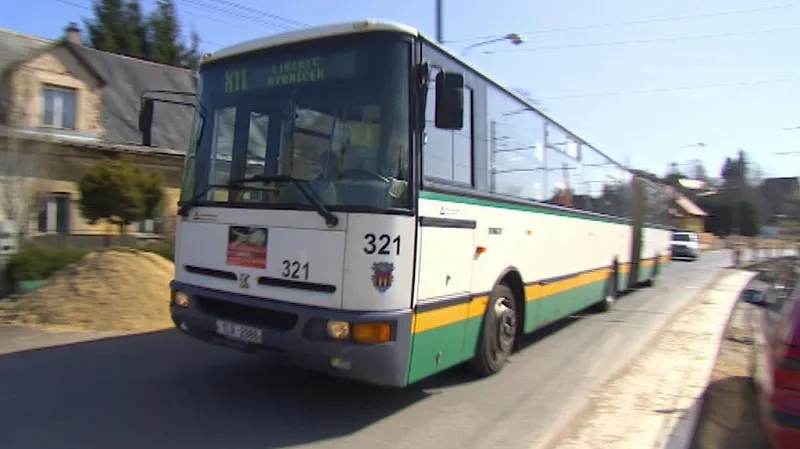 Místo tramvají jezdí zatím náhradní autobusy