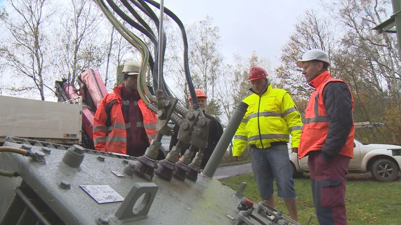 Energetici u poškozeného vedení