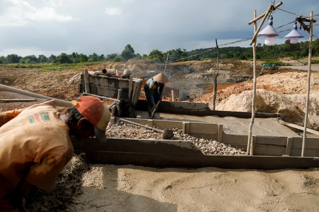 Těžba cínu v oblasti indonéského ostrova Bangka se od roku 2014 postupně přesouvá na moře z důvodů vyčerpání ložisek na pevnině