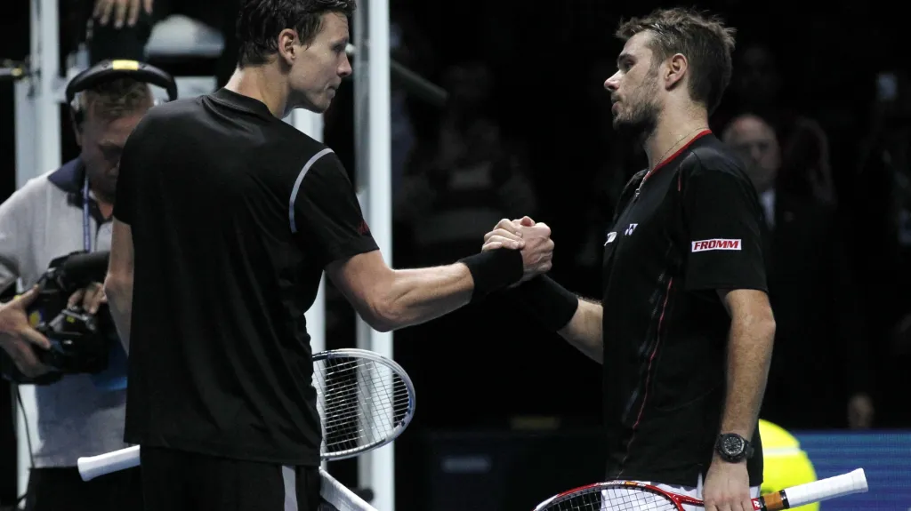 Tomáš Berdych si podává ruku se Stanislasem Wawrinkou
