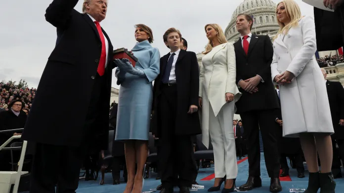 Donald Trump skládá prezidentskou přísahu. Jeho žena Melania drží bibli, po jejím boku stojí Trumpovy děti Barron, Ivanka, Eric a Tiffany