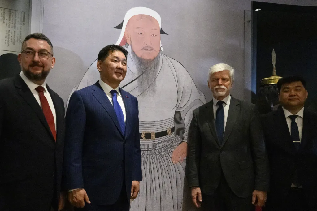 Český prezident Petr Pavel (druhý zprava) a mongolský prezident Uchnágín Chürelsüch (druhý zleva) na zahájiení výstavy Čingischán