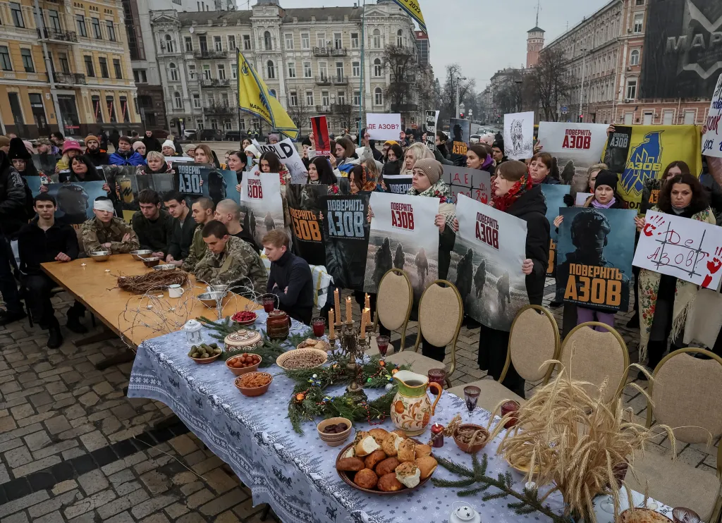 Blízcí zajatých vojáků pluku Azov v Kyjevě pořádají akci na podporu návratu zajatců