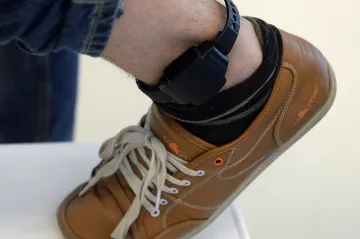 Vězeňské náramky po roce: desetina sledovaných pravidelně porušuje pravidla