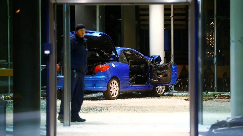 Do sídla SPD v Berlíně narazilo auto, řidič se chtěl zabít