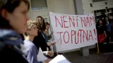 Studenti protestují proti nejmenování Martina C. Putny profesorem