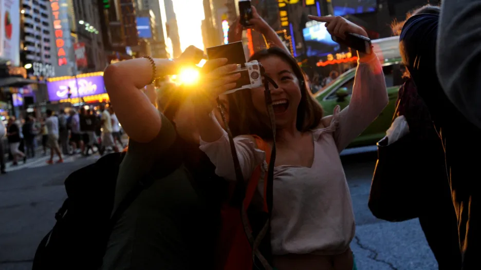 Lidé se fotí během úkazu Manhattanhenge