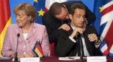 Angela Merkelová jako svědkyně důvěrného hovoru italského premiéra Silvia Berlusconiho s francouzským prezidentem Nicolasem Sarkozym během tiskové konference v Elysejském paláci v rámci summitu o mezinárodní finanční krizi. Říjen 2008.