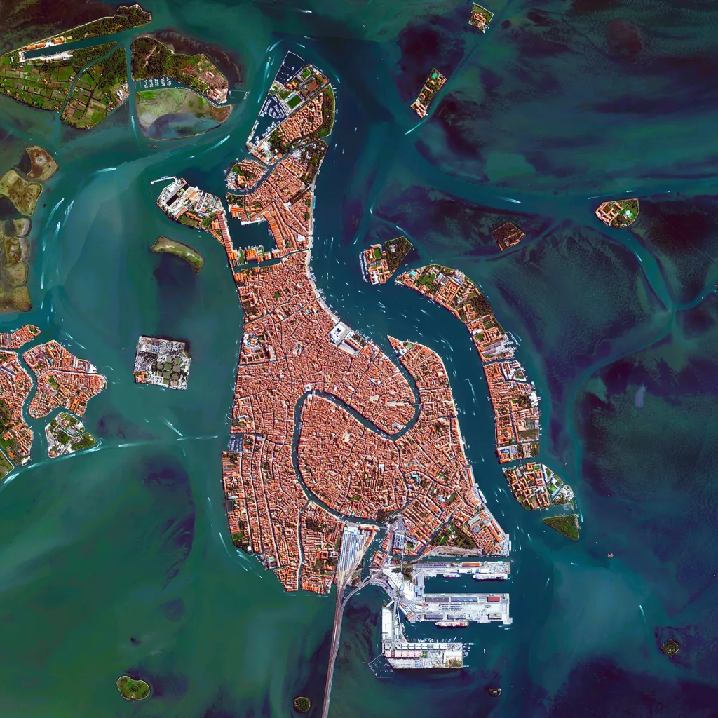 Benátky se nachází na 118 ostrovech, které jsou oddělené kanály a spojeny mosty. V příštích desetiletích se očekává nárůst ohrožujících přílivových vln. Město zkonstruovalo 78 ocelových vrat ve třech místech, kterými by mohla voda z Jadranu proniknout do benátské laguny. Panely o hmotnosti 300 tun, šířce 28 metrů a výšce 20 metrů jsou připevněny k masivním betonovým základnám, které byly vykopány do mořského dna.