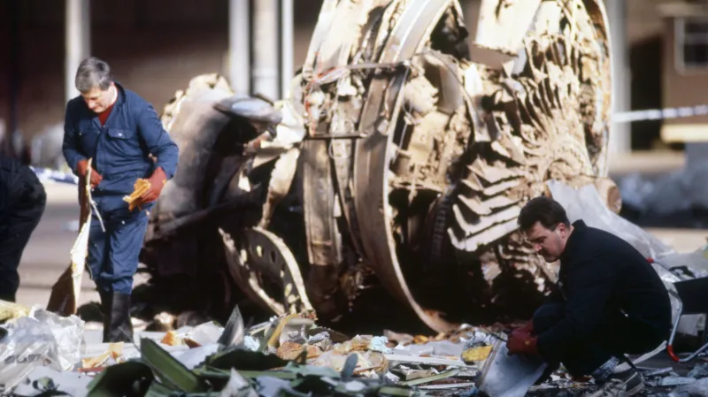 Probírání v troskách letadla