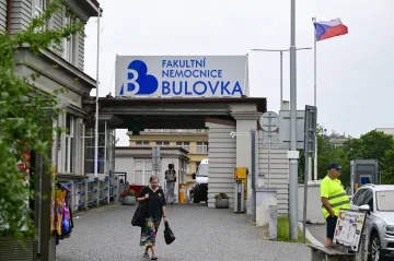 Muž s podezřením na ebolu mířící do Česka je bez příznaků, uvedla Bulovka