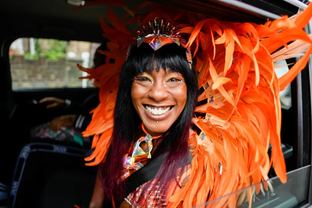 Karneval Notting Hill v Londýně se v roce 2021 nekoná. Z obav o šíření onemocnění covid-19 jeho přípravy přerušili samotní pořadatelé. Několik fanoušků se ale do londýnských ulic vydalo slavit